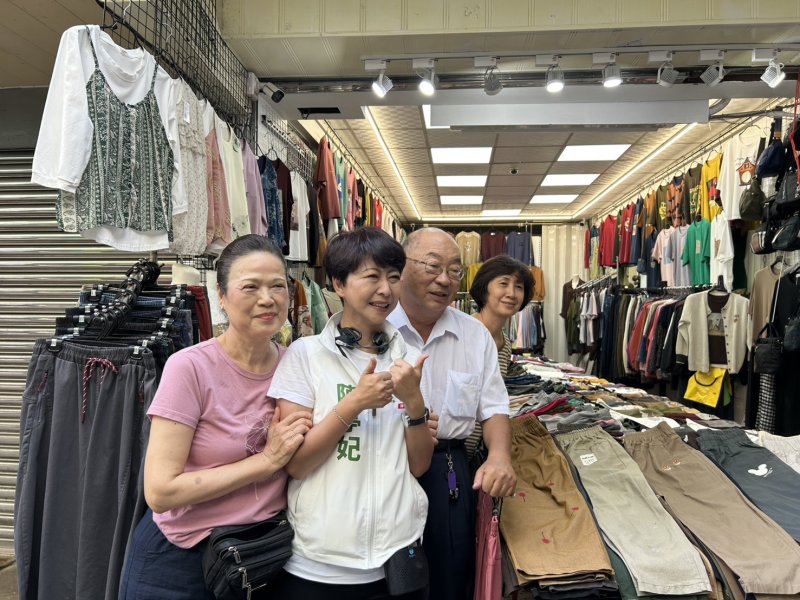 陳亭妃回到出生地東菜市掃街　重溫童年助選記憶　攜手議員候選人力拚台南新未來